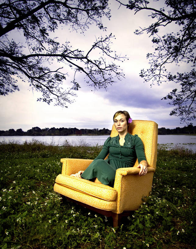 成年人,一个人,坐,竖图,室外,白天,旅游,度假,湖,美景,美国,仅一个年轻女性,仅一个女性,仅一个人,景观,枝,娱乐,树,自然,享受,休闲,思考,景色,放松,个性,摄影,扶手椅,自然风光,肖像,奥兰多,年轻女性,女人,女性,年轻人,彩图