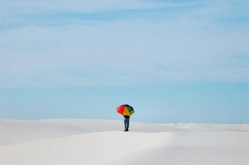 一个人,公园,站,横图,室外,白天,留白,异乎寻常,沙漠,美国,伞,沙子,地平线,地形,辽阔,地面,风景,广阔,摄影,宁静,一望无际,北美,北美洲,国家公园,延伸,美洲,迷路,搁浅,新墨西哥,新墨西哥州,天地相交,北亚美利加洲,亚美利加洲,迷人之地,迷人之州,白沙国家纪念碑,白沙国家公园,无边无际,一马平川,彩图,美利坚合众国,独处