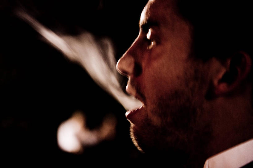 成年人,头,胡须,一个人,吸烟,横图,室外,特写,夜晚,侧面,纽约,美国,仅一个男性,仅一个人,仅一个年轻男性,烟,放松,摄影,呼气,男人,男性,年轻男性,年轻人,头部,胡子,络腮胡,彩图,鬼