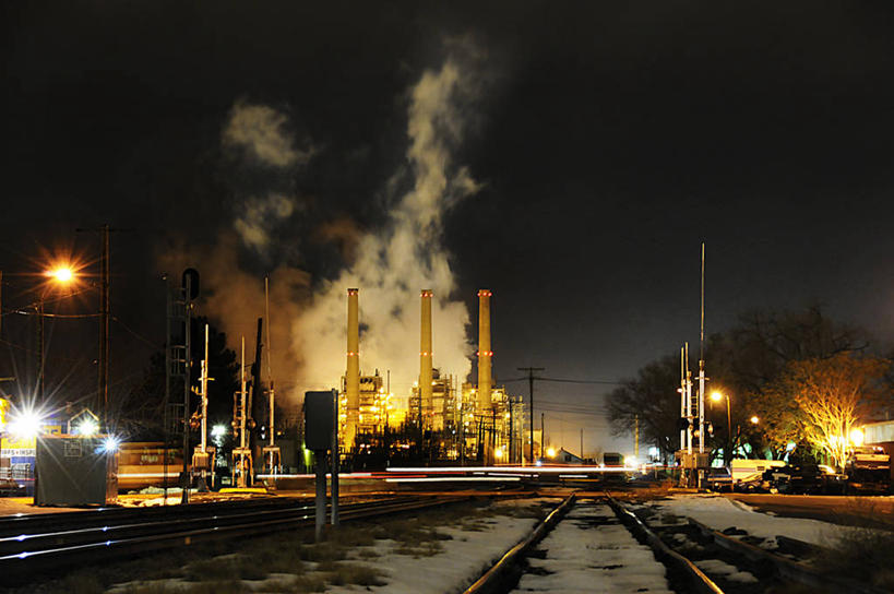 无人,横图,室外,夜晚,镜头眩光,长时间曝光,烟囱,建筑,路,路灯,铁路,美国,轨道,交通,铁轨,烟,发电站,工业,运输,摄影,能源,照亮,犹他,盐湖城,彩图