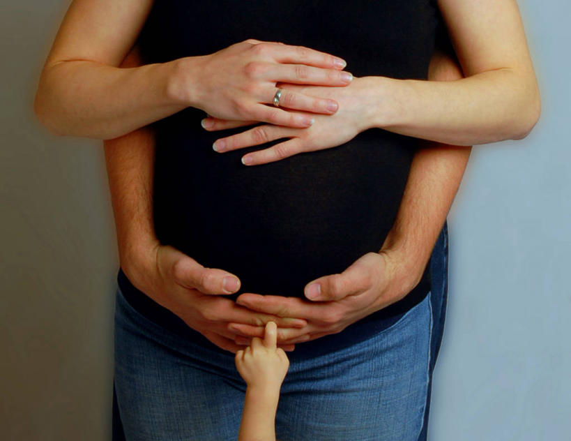 婴儿,成年人,三个人,丈夫,妻子,母亲,父亲,站,横图,正面,英国,米色背景,怀孕,摄影,关爱,婚姻,年轻男性,年轻女性,年轻人,拥抱,彩图,影棚拍摄,爱