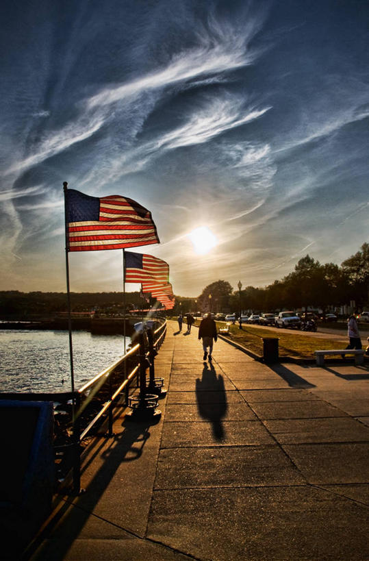 无人,三个人,竖图,室外,白天,海洋,日落,风,道路,建筑,路,日光,美国,行人,游客,游人,小路,树荫,交通,路人,旅客,美国国旗,摄影,宁静,剪影,马萨诸塞,格洛斯特,过客,彩图,旅行