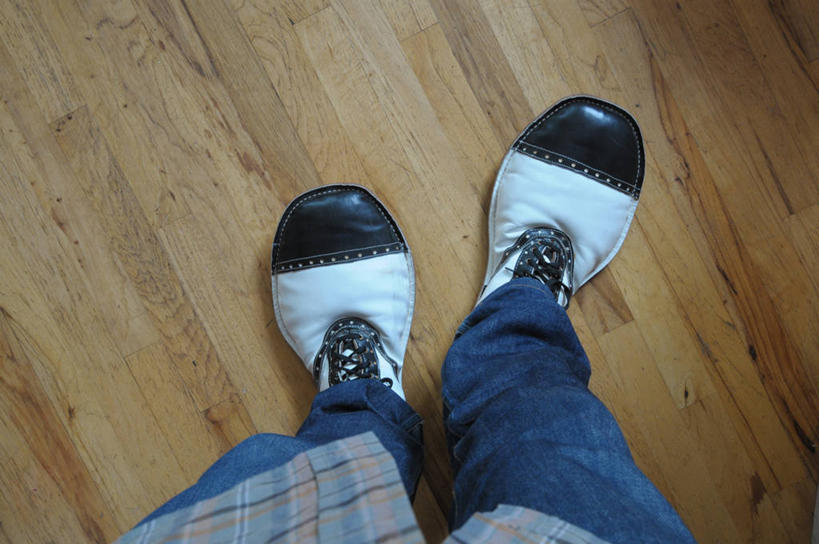 成年人,中年人,腿,一个人,小丑,横图,俯视,室内,建材,地板,建筑,鞋子,仅一个男性,仅一个人,仅一个中年男性,材料,木板,木材,地面,牛仔裤,休闲装,木地板,木柴,人体,摄影,建造,木料,幽默,加利福尼亚,旧金山,硬木,男人,男性,中年男性,彩图,高角度拍摄