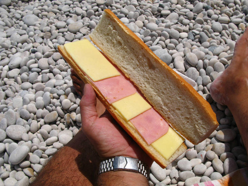 成年人,中年人,手,一个人,横图,室外,白天,西班牙,仅一个男性,仅一个人,仅一个中年男性,拿着,饮食,人体,摄影,沙砾,法式食品,法式长棍面包,男人,男性,中年男性,彩图,单片三明治