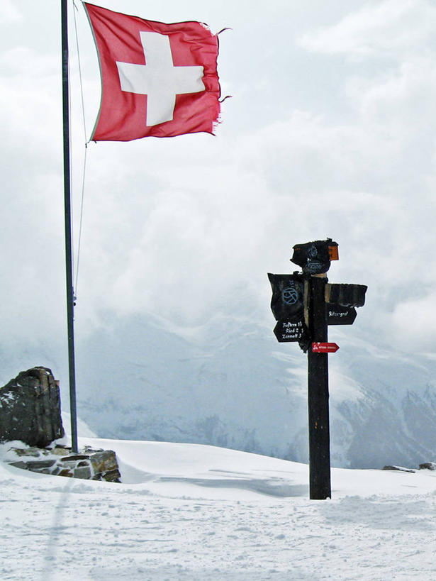 无人,竖图,室外,白天,瑞士,标志,地平线,地形,山顶,云,辽阔,地面,风景,广阔,寒冷,摄影,宁静,一望无际,环境,延伸,瑞士国旗,天地相交,无边无际,一马平川,方向标,策尔马特,自然地理,彩图