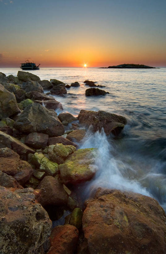 无人,竖图,室外,旅途,海洋,日落,太阳,船,克罗地亚,岛,河岸,水平线,风景,波浪,摄影,宁静,岩石,彩图,波雷奇