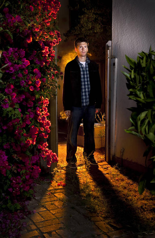 吸烟,竖图,室外,夜晚,正面,衬衫,香烟,美国,花坛,庭院,牛仔裤,休闲装,花,摄影,照亮,茄克,彩图