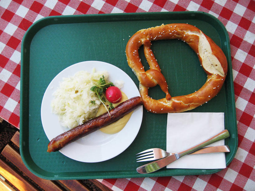 芥末,无人,横图,俯视,午餐,德国,叉,餐盘,饮食,盘子,摄影,德国文化,椒盐饼干,德式香肠,彩图,高角度拍摄,影棚拍摄