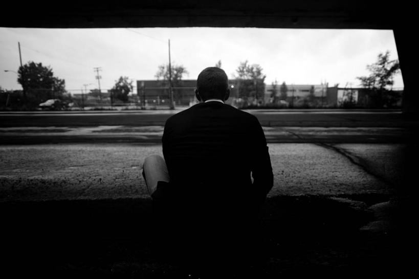 成年人,一个人,坐,横图,黑白,室外,白天,加拿大,仅一个男性,套装,人行道,背面,思考,摄影,魁北克,蒙特利尔,坐着,独处