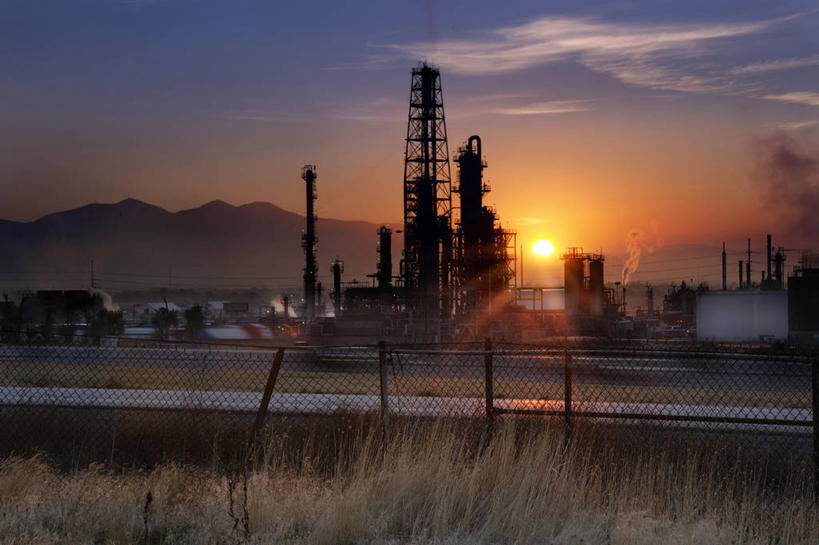 无人,横图,室外,日落,太阳,美国,栅栏,晚霞,霞光,落日,草,黄昏,炼油厂,彩霞,摄影,能源,石油工业,工业建筑,犹他,夕照,薄暮,夕阳,彩图,傍晚,斜阳