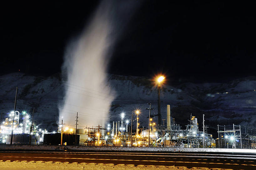 无人,横图,室外,夜晚,长时间曝光,烟囱,建筑,路,路灯,铁路,美国,蒸汽,轨道,交通,铁轨,发电站,炼油厂,工业,运输,摄影,能源,照亮,犹他,盐湖城,彩图