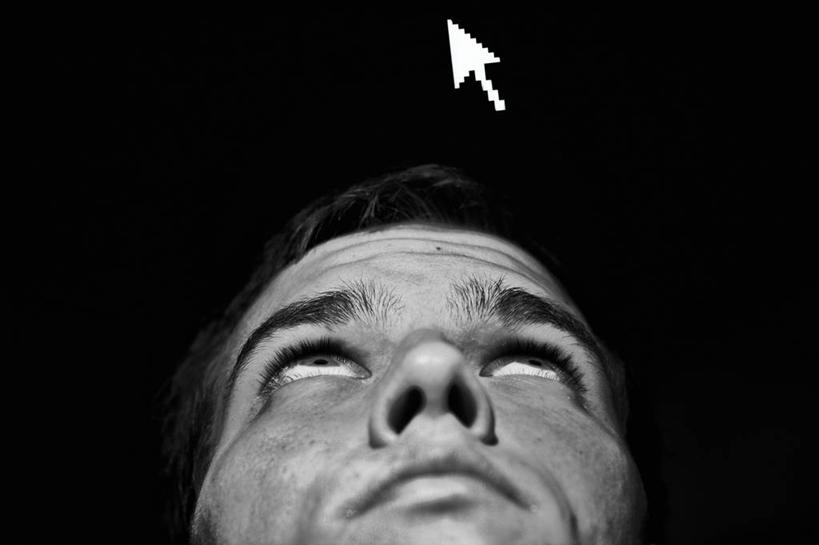 成年人,一个人,横图,黑白,室外,白天,指示牌,德国,仅一个男性,仅一个人,黑色背景,标志,文字,方向,数码合成,标识,箭头,仅一个年轻男性,向上看,概念,人体,摄影,指向,肖像,光标,簇,想法,男人,男性,年轻男性,年轻人,影棚拍摄