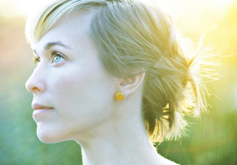 西方人,成年人,一个人,横图,特写,白天,侧面,满意,日光,欧洲,美国,欧洲人,仅一个年轻女性,仅一个女性,仅一个人,向上看,思考,个性,摄影,头像,肖像,逆光,奥兰多,耳饰,年轻女性,女人,女性,白种人,年轻人,彩图