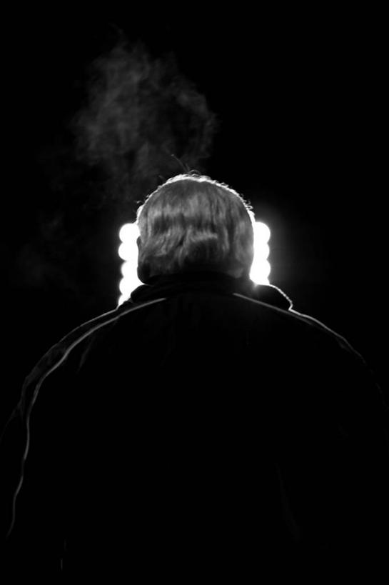 成年人,老年人,头发,一个人,吸烟,竖图,黑白,室外,夜晚,锻炼,快乐,比赛,运动,竞争,美国,仅一个男性,仅一个人,仅一个中年男性,娱乐,背面,休闲,烟,摄影,体育运动,逆光,科罗拉多州,丹佛,茄克,体育,男人,男性,中年男性,半身,影棚拍摄,健身,泛光灯,暗调