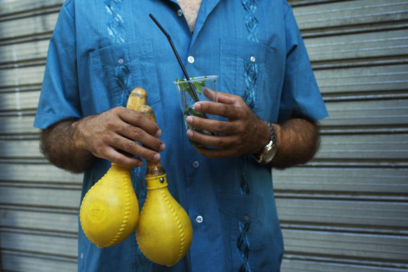 成年人,老年人,一个人,站,横图,正面,衬衫,仅一个男性,仅一个人,仅一个中年男性,首都,拿着,三个,马德里,摄影,莫吉托,男人,男性,中年男性,彩图,陨铁