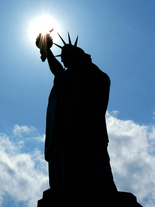 无人,竖图,室外,白天,仰视,自由,骄傲,太阳,城市,建筑,自由女神像,纽约,美国,发光,雕像,云,火把,火炬,一个,摄影,单个,剪影,彩图,低角度拍摄