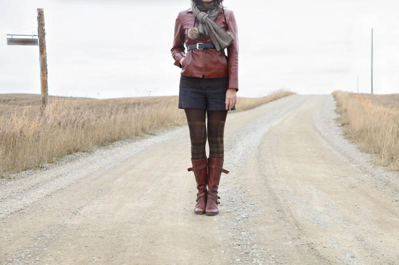 成年人,一个人,站,横图,室外,白天,正面,时尚,加拿大,仅一个女性,短裤,服装,地平线,皮革,外套,衣服,围巾,摄影,服饰,夹克,衣着,夹克衫,穿着,皮夹克,手插袋,衣饰,茄克,卡尔加里,亚伯达,外衣,插兜,手插兜,彩图,短外衣,手抄兜,独处