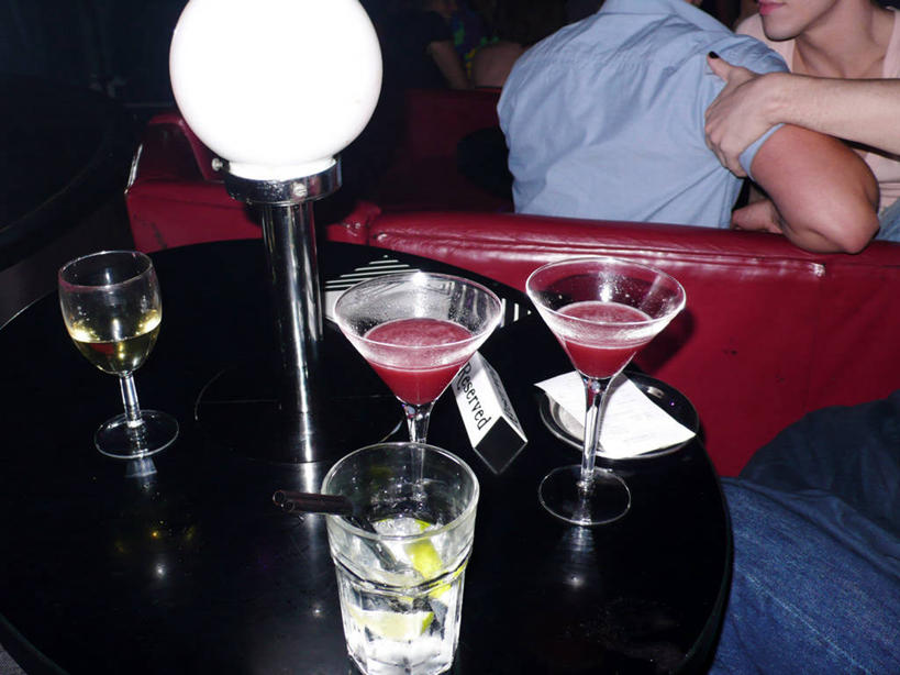 成年人,两个人,横图,俯视,室内,爱情,夜生活,快乐,桌子,英国,白葡萄酒,酒类,首都,浪漫,灯,酒,饮料,温暖,温馨,面对面,调情,恩爱,搭,约会,恋人,摄影,和睦,葡萄酒杯,搭着,同性恋,夜总会,快活,欢愉,康乐,马提尼酒杯,年轻男性,年轻女性,年轻人,情侣,彩图,高角度拍摄,高兴,大都会鸡尾酒,伴侣,融洽