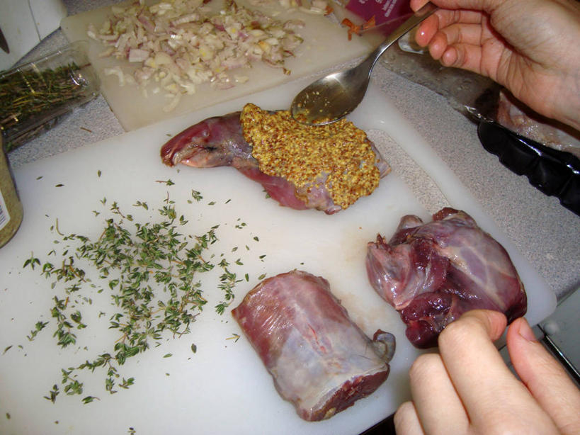 点心,面包,芥末,成年人,中年人,手,一个人,横图,俯视,室内,化妆,厨房,洋葱,英国,仅一个男性,仅一个人,仅一个中年男性,切开,准备,生食,香料,食品,面点,案板,首都,切块,吐司,饮食,食物,糕点,汤匙,切,人体,摄影,法式面包,部分,腌肉,剖面,吐司面包,切面,家兔,男人,男性,中年男性,彩图,高角度拍摄,多士,听型面包