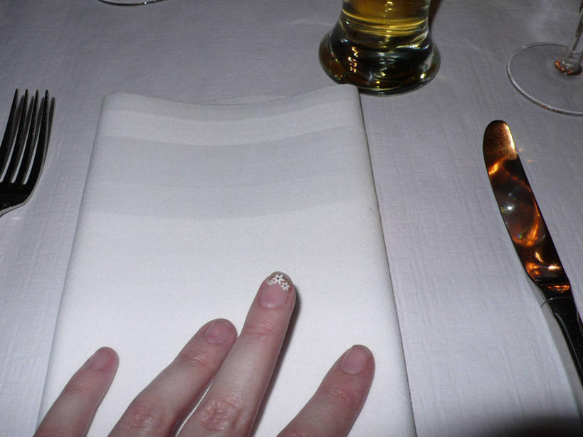 成年人,一个人,横图,俯视,室内,白色背景,瑞士,仅一个年轻女性,仅一个女性,仅一个人,标签,叉,饮食,桌布,餐巾,手指,修指甲,人体,摄影,部分,高雅,火绒草,苏黎士,年轻女性,女人,女性,年轻人,玻璃杯,触摸,彩图,高角度拍摄,餐馆