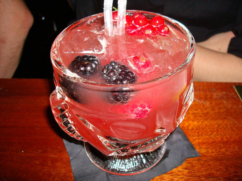 两个人,横图,室内,桌子,水果,英国,冰,冰块,首都,饮食,一个,红色,碗,人体,摄影,单个,部分,黑刺莓,手臂,玻璃杯,彩图