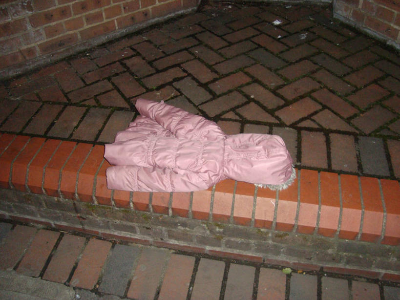 无人,横图,室外,夜晚,婴儿服装,英国,废弃,砖,首都,外套,一个,粉色,摄影,单个,报废,废物,丢弃,放弃,抛弃,摈弃,想法,彩图,屏弃,损失,摈斥,摒除