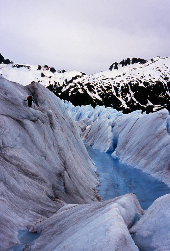 一个人,竖图,室外,白天,探险,风险,美国,地形,自然,寒冷,摄影,攀冰,山脊,挑战,朱诺,冒险,爬山,彩图
