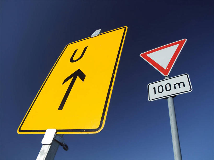 无人,横图,室外,特写,白天,仰视,指示牌,德国,并排,英文,标志,文字,字符,字母,首都,方向,标识,柏林,箭头,两个,运输,摄影,指导,英文字母,指向,交通标志,万里无云,簇,彩图,低角度拍摄