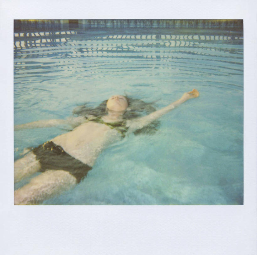 仰泳,成年人,一个人,游泳池,横图,俯视,室内,白天,比基尼,锻炼,美国,仅一个年轻女性,仅一个女性,仅一个人,波纹,漂浮,反射,摄影,年轻女性,女人,女性,年轻人,休闲活动,彩图,高角度拍摄