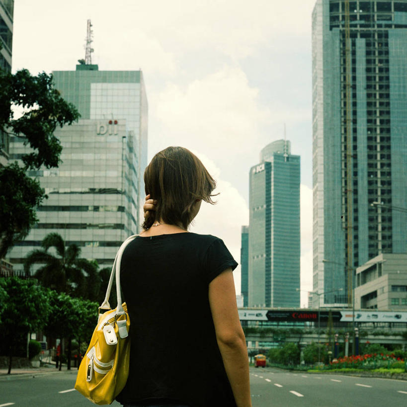 成年人,中年人,一个人,摸,方图,室外,白天,城市,道路,街道,路,摩天大楼,公路,印度尼西亚,仅一个女性,仅一个人,抚摸,挎包,交通,首都,T恤,休闲装,背面,仅一个中年女性,摄影,雅加达,女人,女性,中年女性,中国人,马路,步行,触摸,接触,半身,彩图