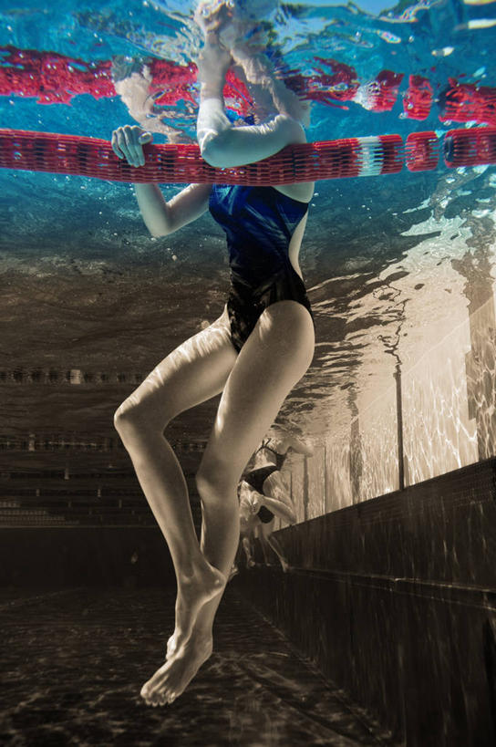 成年人,一个人,游泳池,竖图,运动,水下,德国,仅一个年轻女性,仅一个女性,仅一个人,拿着,泳道,摄影,年轻女性,女人,女性,年轻人,彩图,泳衣