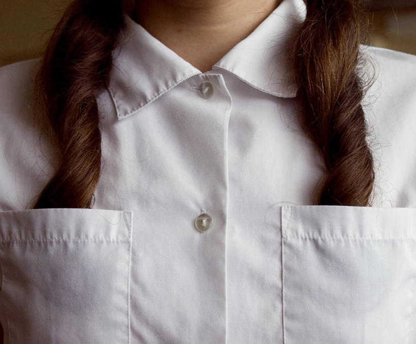 儿童,一个人,横图,正面,衬衫,纯洁,仅一个女性,仅一个人,朦胧,模糊,口袋,小孩,仅一个小孩,可爱,童年,童趣,摄影,马尾辫,童真,烂漫,无邪,天真,女孩,女人,女性,孩子,长发,彩图,影棚拍摄,女生