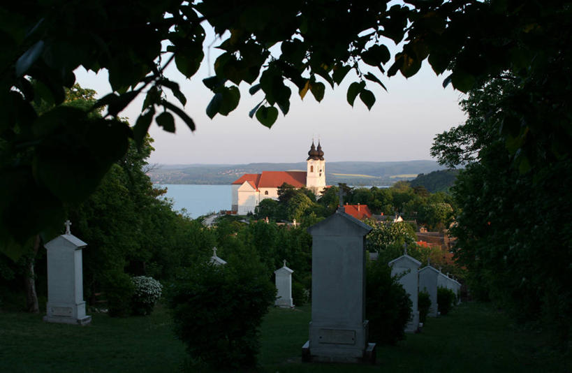 无人,横图,室外,白天,山,建筑,树,摄影,灌木,基督教,匈牙利共和国,巴拉顿湖,修院,彩图