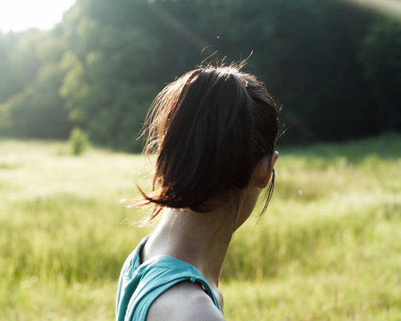 成年人,脸,头,脸颊,一个人,站,横图,室外,白天,旅游,度假,美景,森林,日光,罗马尼亚,仅一个女性,景观,田地,休闲装,娱乐,肩膀,背面,自然,享受,休闲,思考,景色,放松,摄影,自然风光,克卢日纳波卡,头部,脸部,脸蛋,面部,彩图,白日梦