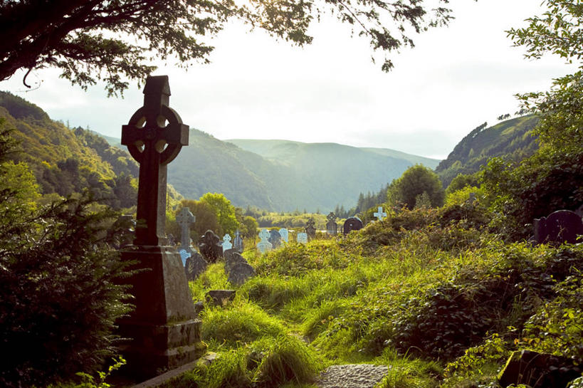无人,横图,室外,白天,山,日光,爱尔兰,地形,草,墓地,摄影,宁静,死亡,坟墓,格伦达洛谷,威克洛郡,彩图,爱尔兰文化,过去,凯尔特十字架