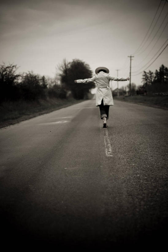 成年人,一个人,举,竖图,黑白,消失点,制服,路,帽子,加拿大,仅一个年轻女性,仅一个女性,仅一个人,衣服,托,平衡,摄影,灌木,军人,军装,军服,无忧无虑,年轻女性,女人,女性,年轻人,步行,举起,举手,举着,向上举,向上伸,向上托,输电塔,晕影,电力线