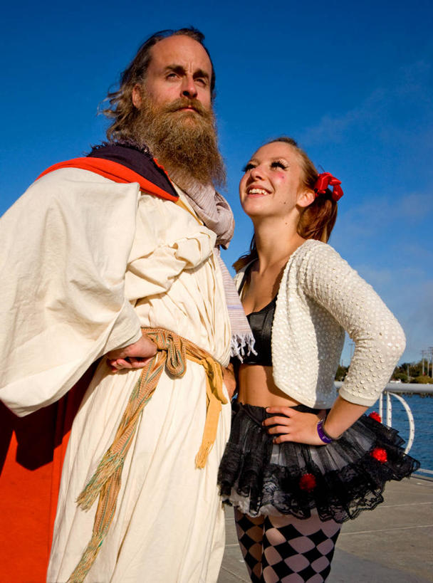 成年人,中年人,胡须,两个人,站,笑,微笑,露齿笑,竖图,室外,白天,毛衣,裙子,旅游,度假,河流,美景,美国,服装,背心,长袍,景观,娱乐,衣服,自然,叉腰,向上看,享受,休闲,景色,放松,人体,短裙,摄影,服饰,马尾辫,衣着,穿着,加利福尼亚,自然风光,迷你裙,旧金山,万里无云,芭蕾舞裙,芭蕾裙,衣饰,年轻女性,中年男性,年轻人,胡子,络腮胡,彩图,代沟