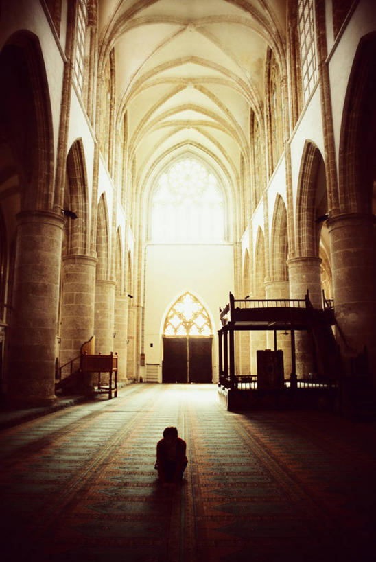 成年人,一个人,竖图,室内,白天,神秘,建筑,塞浦路斯,仅一个男性,祈祷,摄影,伊斯兰教,清真寺,剪影,灵性,法马古斯塔,跪着,彩图,大教堂