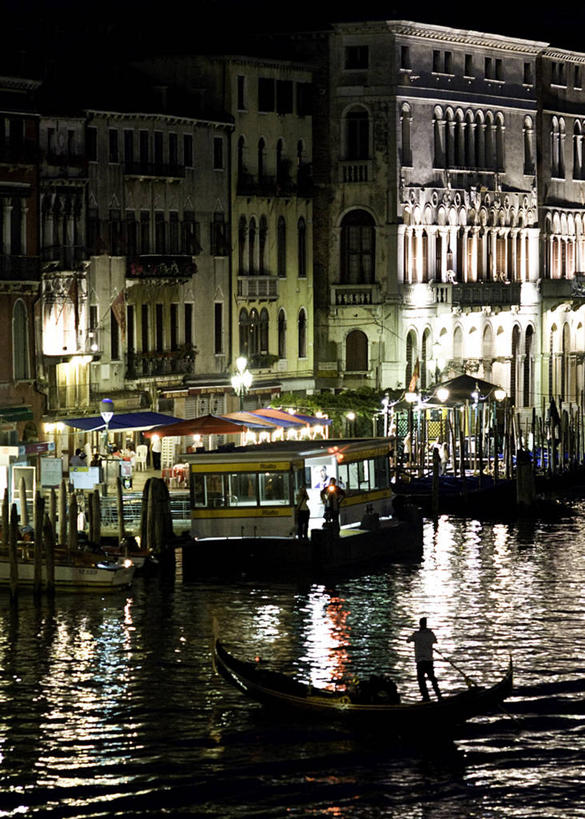 竖图,室外,夜晚,夜生活,建筑,船,意大利,威尼斯,反射,水面,古城,交通工具,邮轮,运输,摄影,照亮,舟,载具,意大利文化,彩图
