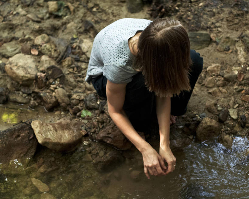 西方人,成年人,一个人,蹲,横图,俯视,室外,白天,欧洲,罗马尼亚,欧洲人,仅一个年轻女性,仅一个女性,仅一个人,地形,T恤,注视,牛仔裤,休闲装,洗手,自然,观察,看,遮,遮掩,摄影,观看,察看,卫生,掩盖,遮挡,关注,遮盖,掩饰,克卢日纳波卡,年轻女性,女人,女性,白种人,年轻人,岩石,清洗,彩图,高角度拍摄