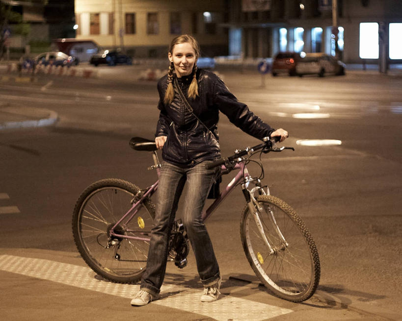 西方人,成年人,头发,一个人,站,微笑,横图,室外,夜晚,正面,街道,自行车,汽车,欧洲,罗马尼亚,欧洲人,仅一个年轻女性,仅一个女性,仅一个人,服装,皮革,拿着,牛仔裤,休闲装,外套,衣服,靠,靠着,金色,个性,摄影,服饰,麻花辫,照亮,夹克,衣着,夹克衫,穿着,皮夹克,衣饰,茄克,克卢日纳波卡,年轻女性,女人,女性,白种人,年轻人,长发,外衣,彩图,短外衣