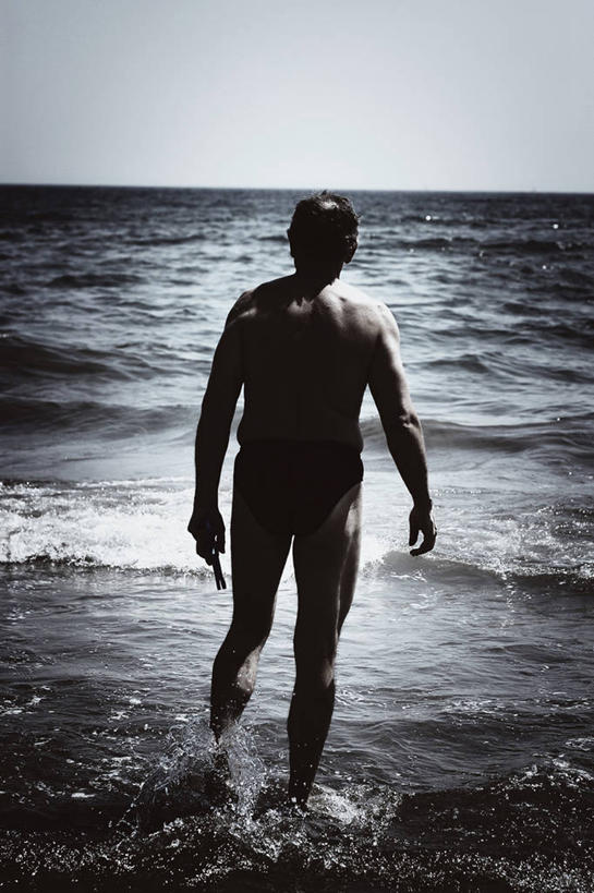 成年人,一个人,竖图,室外,白天,海浪,海洋,欧洲,仅一个男性,水平线,背面,波浪,摄影,进入,休闲活动,步行,彩图