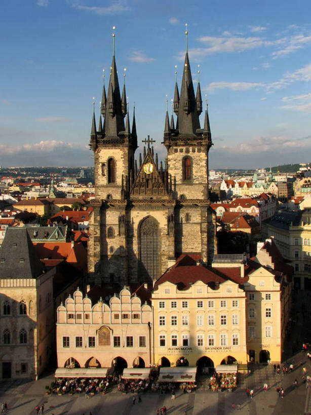 广场,教堂,竖图,俯视,室外,白天,旅游,度假,美景,城市风光,城市,建筑,欧洲,捷克,景观,古城,尖顶,首都,文艺复兴,娱乐,享受,休闲,景色,放松,摄影,基督教,哥特式风格,中欧,捷克共和国,旧城广场,布拉格广场,布拉格,瓦茨拉夫广场,布拉格旧城广场,布拉格老城广场,提恩教堂,彩图,高角度拍摄,布拉格历史中心