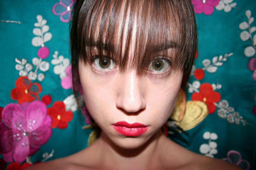 西方人,成年人,一个人,横图,室内,特写,信心,欧洲,美国,欧洲人,仅一个年轻女性,仅一个女性,仅一个人,花纹,和服,日本文化,唇膏,个性,凝视,自拍,摄影,头像,肖像,年轻女性,女人,女性,白种人,年轻人,彩图,态度