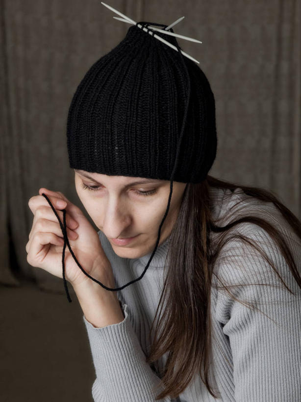 西方人,成年人,中年人,一个人,坐,竖图,毛衣,欧洲,欧洲人,仅一个女性,仅一个人,灰色背景,卷曲,编织,缠绕,线,织物,拿着,注视,线团,纺织,黑色,毛线,观察,看,仅一个中年女性,鸭舌帽,摄影,观看,针织,察看,创造力,关注,女人,女性,中年女性,白种人,半身,彩图,影棚拍摄