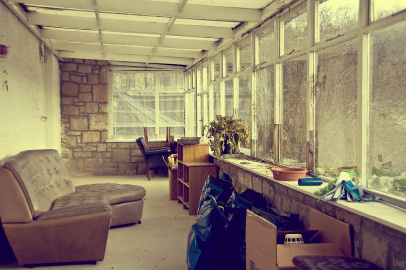 无人,横图,室内,白天,窗户,柜子,建筑,椅子,英国,废弃,纸箱,塑料袋,摄影,报废,废物,丢弃,放弃,抛弃,阳光房,摈弃,破败,彩图,屏弃,摈斥,摒除