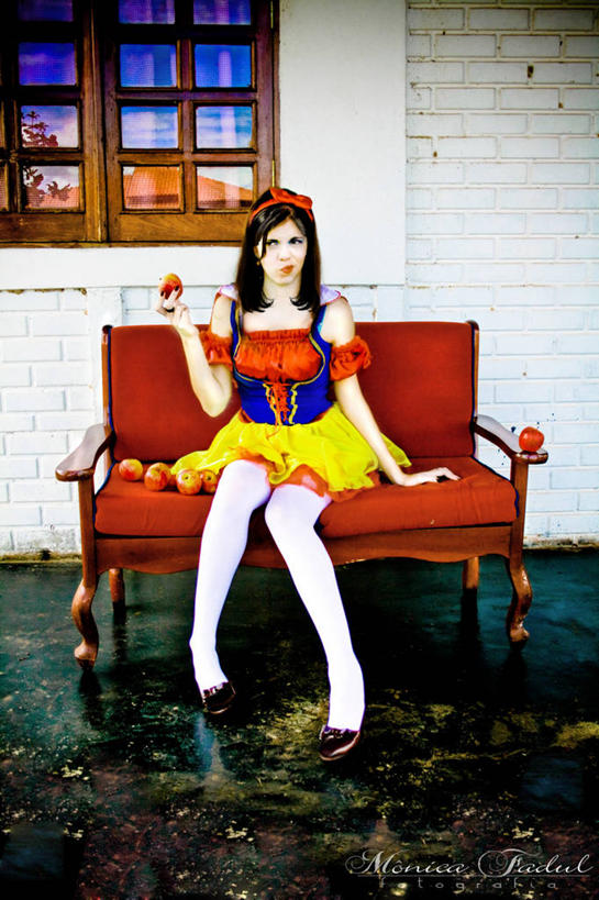 成年人,头发,一个人,坐,竖图,室外,白天,时尚,沙发,苹果,巴西,仅一个年轻女性,仅一个女性,仅一个人,束发带,房屋,黑色,放松,摄影,签名,裤袜,健康食物,米纳斯吉拉斯州,年轻女性,女人,女性,年轻人,长发,直发,休闲活动,彩图,门廊