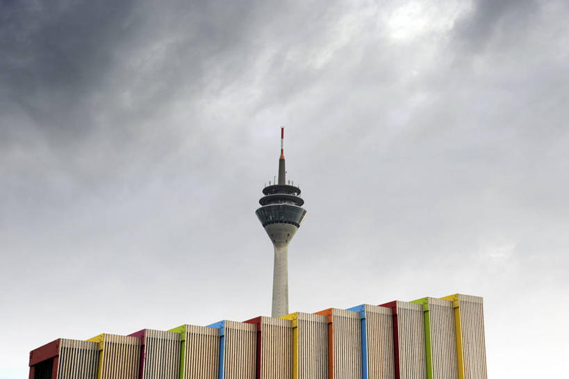 无人,横图,室外,白天,仰视,通讯,建筑,德国,乌云,塔,现代,摄影,德国文化,无线电通信塔,彩图,低角度拍摄,传媒