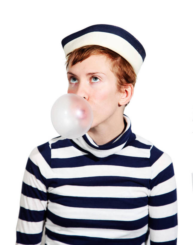 西方人,成年人,脸,头,脸颊,一个人,竖图,白色背景,欧洲,欧洲人,仅一个年轻女性,仅一个女性,仅一个人,条纹,吹气,肩膀,摄影,口香糖,简单,肖像,水手帽,无忧无虑,年轻女性,女人,女性,白种人,年轻人,头部,脸部,脸蛋,面部,彩图,影棚拍摄,短发