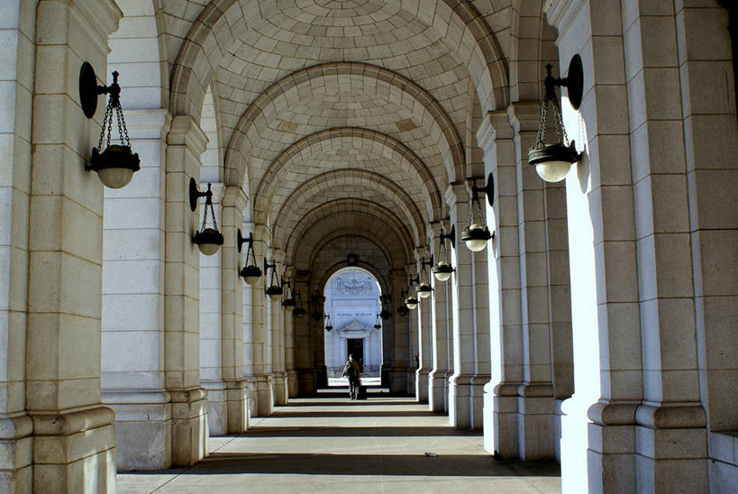 一个人,横图,白天,正面,建筑,日光,美国,一排,朦胧,模糊,整齐,柱子,拱门,首都,排列,摄影,队列,华盛顿特区,步行,彩图,联合车站